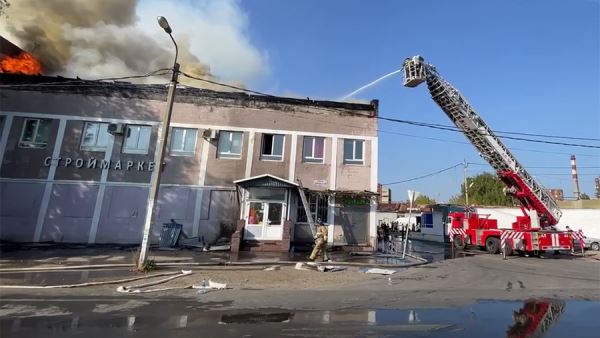 Пожар охватил административное здание в подмосковном Щелкове