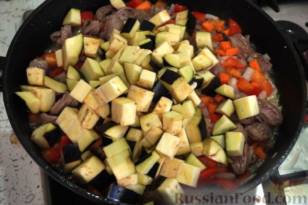 Куриные сердечки, тушенные с баклажанами в сметанно-томатном соусе