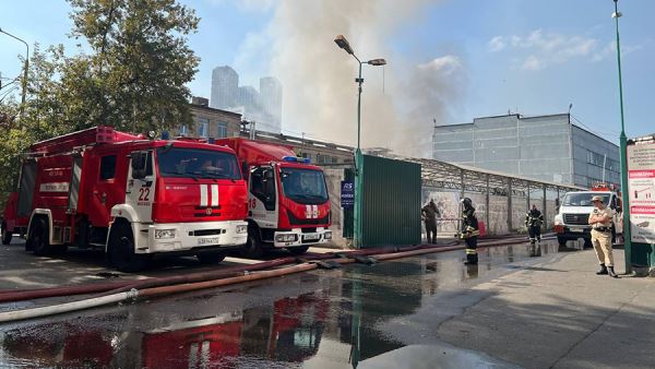 Открытое горение в здании на Бережковской набережной в Москве ликвидировано