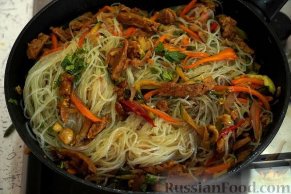 Фунчоза с цукини, грибами и соевым мясом