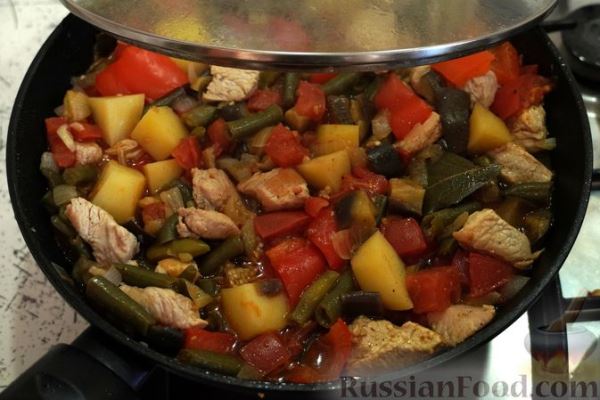 Рагу с индейкой, баклажанами и стручковой фасолью