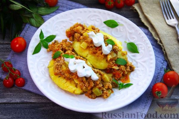 Запечённый картофель с мясным соусом и кабачками