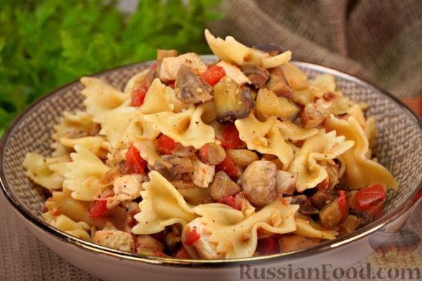 Макароны с курицей, грибами и баклажанами