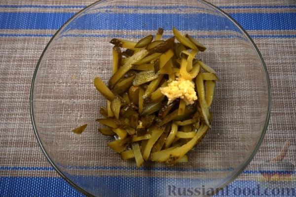 Слоёный салат с говядиной, огурцами, сыром и орехами